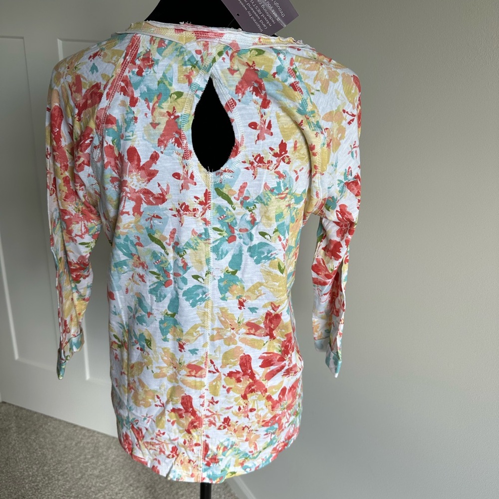 Women’s Christopher & Banks 3/4 Sleeve V-Neck Printed Top - Picture 4 of 4